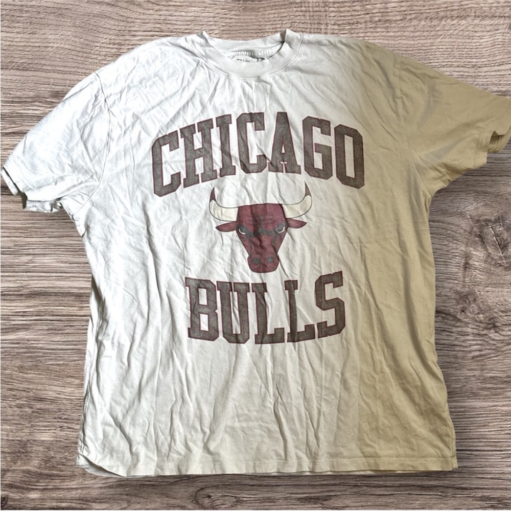 Abercrombie & Fitch Bulls Graphic Tee - Cream